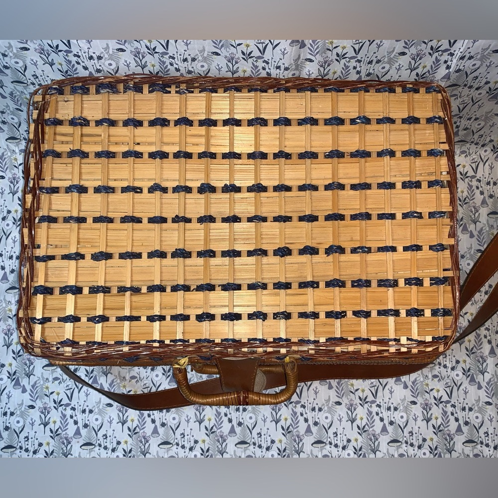 Wicker Rattan Suitcase
Style Picnic Basket for 4, Vintage $40 OBO
